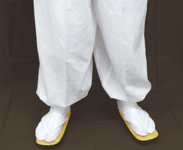 二部式・形状安定綿混薄地白衣 下衣(後部ゴム式裾絞りタイプ)（夏用）【寺院用白衣 男性用 裾がバタつかない！】
